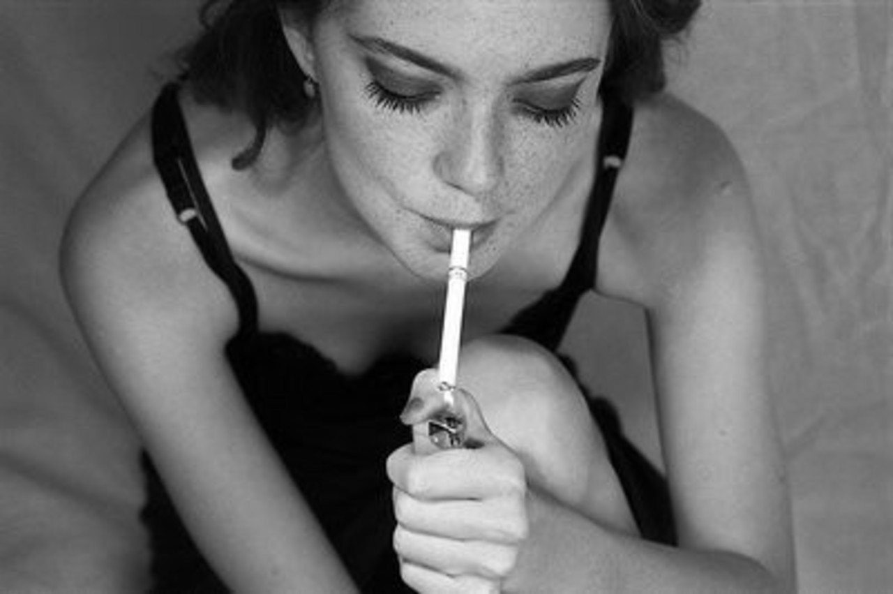 Любуемся эротикой от курящих девушек