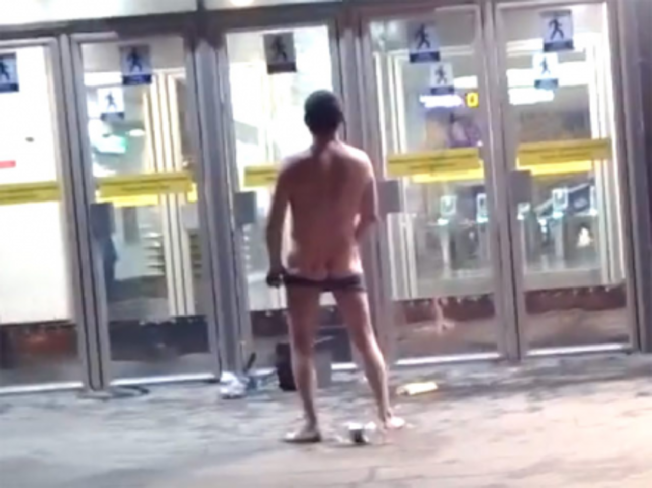 голые мужчины в метро фото 2