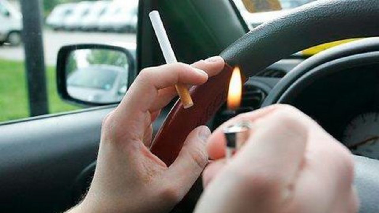 В Милли Меджлисе предложили запретить курение в автомобилях