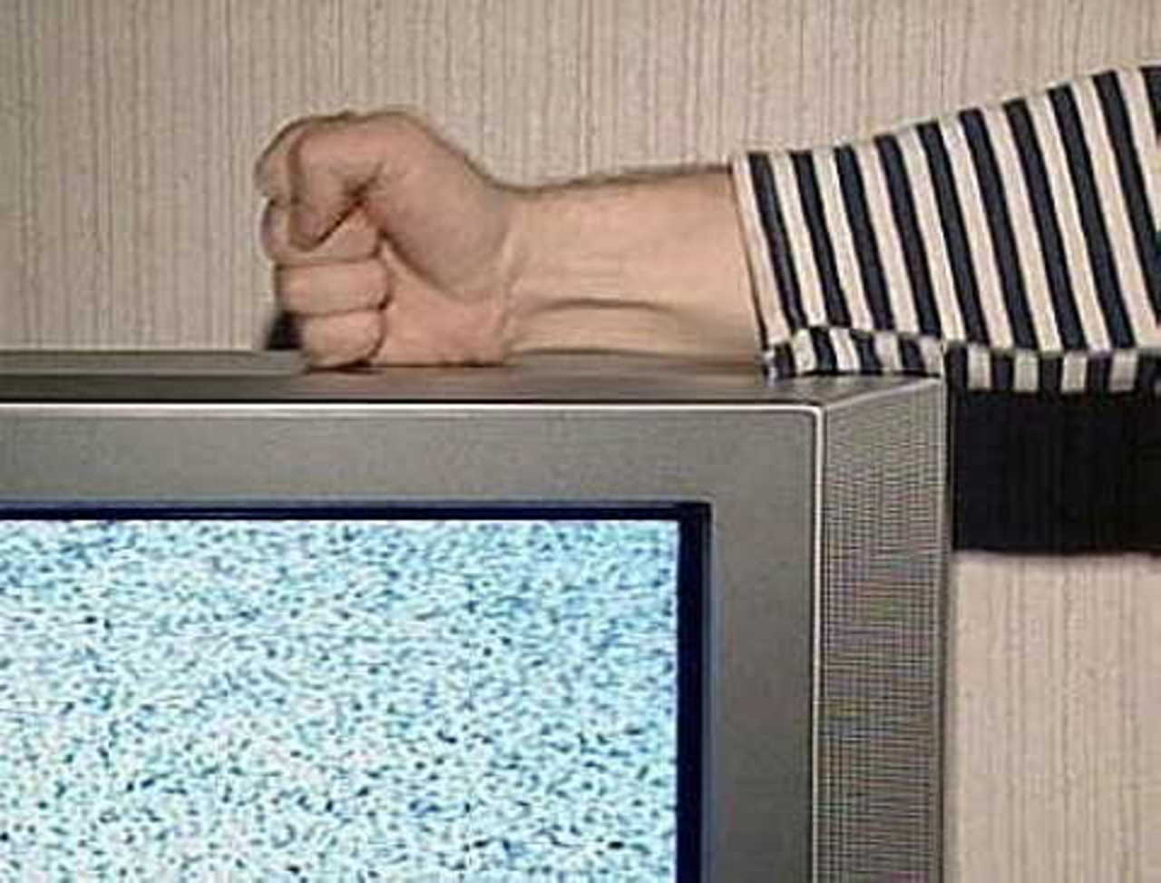 Почему трещит телевизор