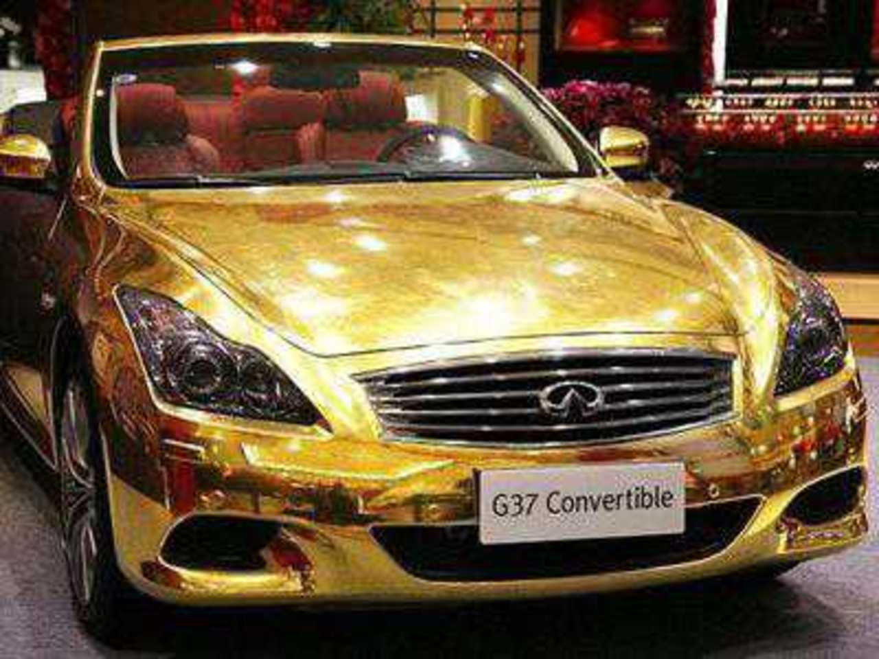 Нашли золотую машину. Золотая машина. Машина из золота. Золотистая машина. Машина из чистого золота.