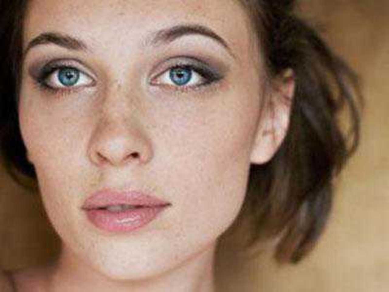 Российская актриса с двумя родинками на лице