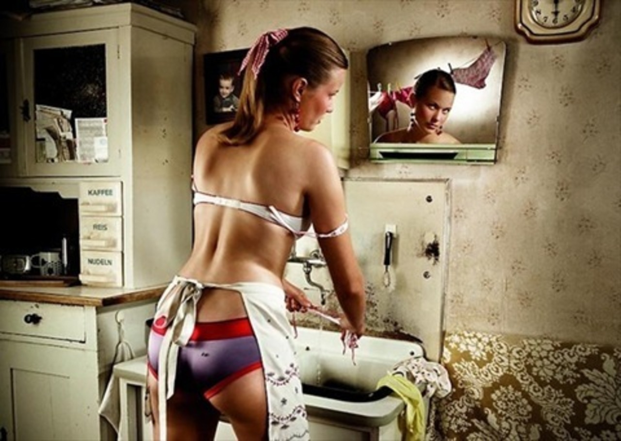 Озабоченная домохозяечка склоняет к интиму ремонтника Озабоченная домохозяечка склоняет к интиму ремонтника