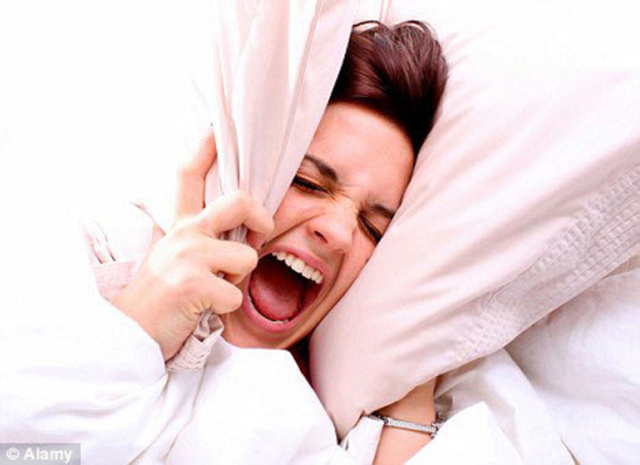 Смех во сне к чему. Синдром взрывающейся головы. Кричать во сне. Синдром взрывающейся головы во время сна.