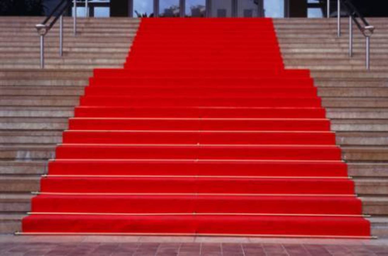 Красные ступеньки. Красная дорожка. Красная ковровая дорожка. Лестница с красной дорожкой. Лестница с красной ковровой дорожкой.