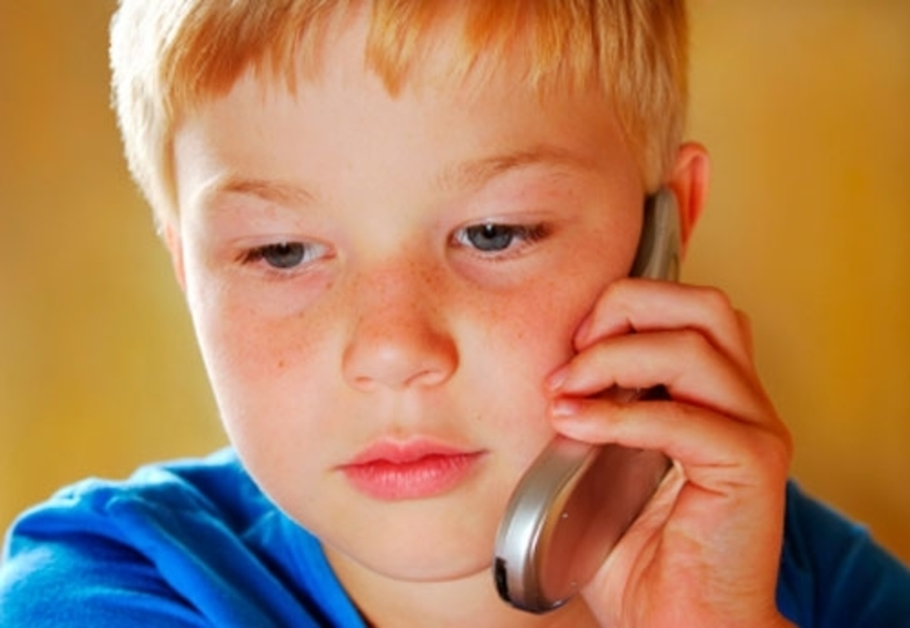 Включи телефон мальчик. Ребенок с телефоном. Мальчик говорит по телефону. Ребенок звонит. Телефон у уха.