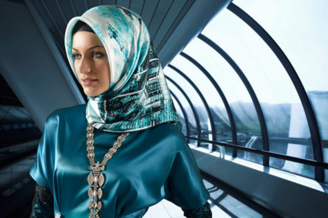 Мусульманские рекламы. Современная мусульманская одежда для девушек. Современные мусульманки. Арабская одежда для женщин. Современные арабские женщины.