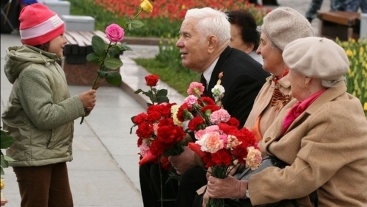 День победы разговор. Цветы ветеранам. Уважение к старшему поколению. Уважение к пожилым людям. День Победы старики.