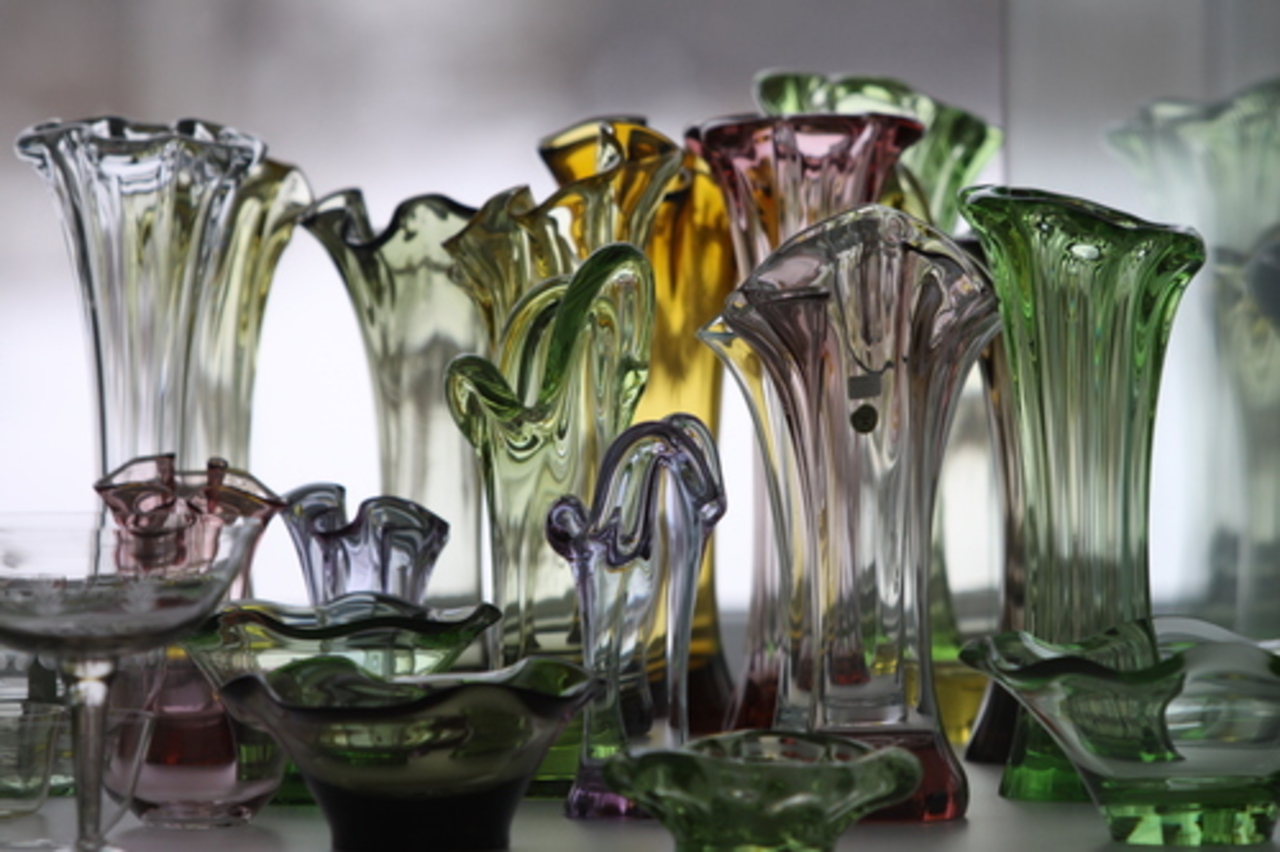 Стекольная 5. Ливанский стекольный завод ваза. Художественные изделия из стекла. Стекло изделия из стекла. Стеклянные предметы.