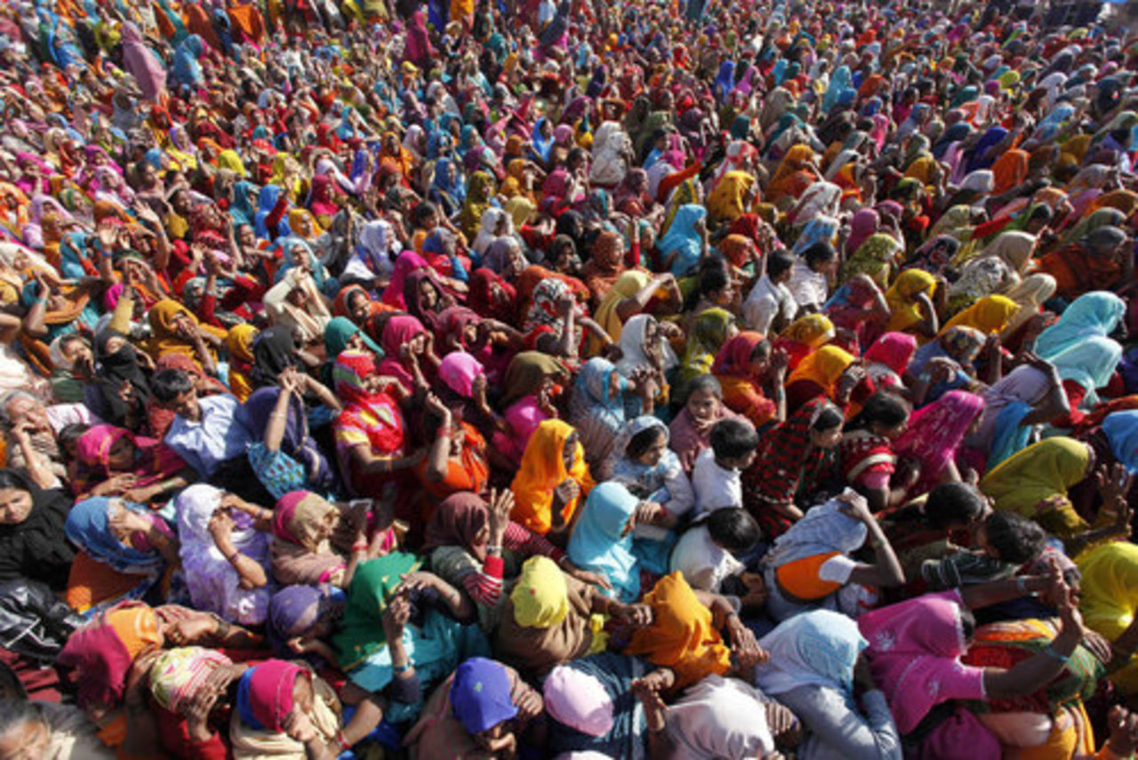 Большое количество людей это сколько. Индийский штат Уттар-Прадеш. Индия перенаселение. Толпа людей Индия. Жители Индии.