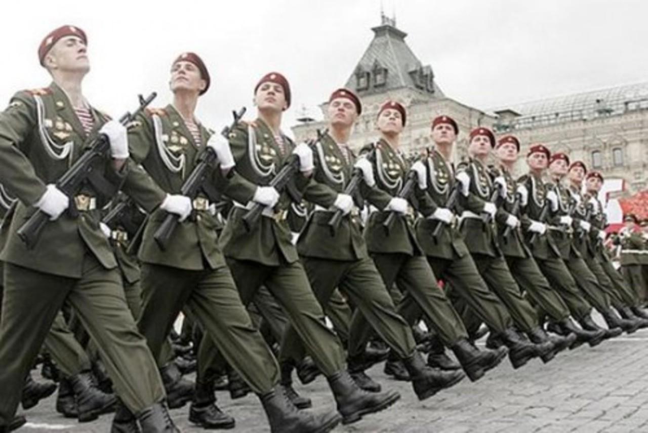 Российская армия сильна. Военный парад. Марш солдат. Солдаты на параде. Солдаты маршируют.