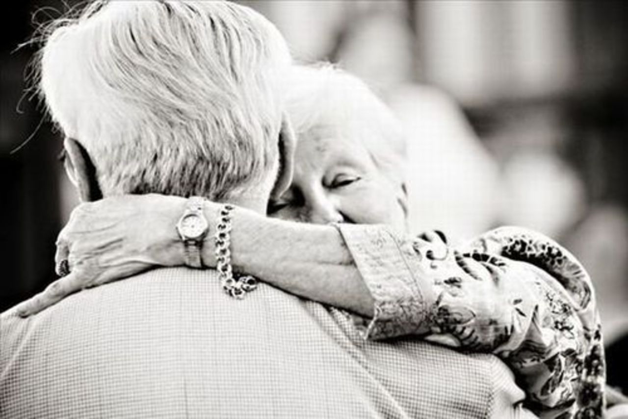 Старик старухе говорит. Любовь в старости. Старики обнимаются. Объятия пожилых. Пожилые влюбленные пары.