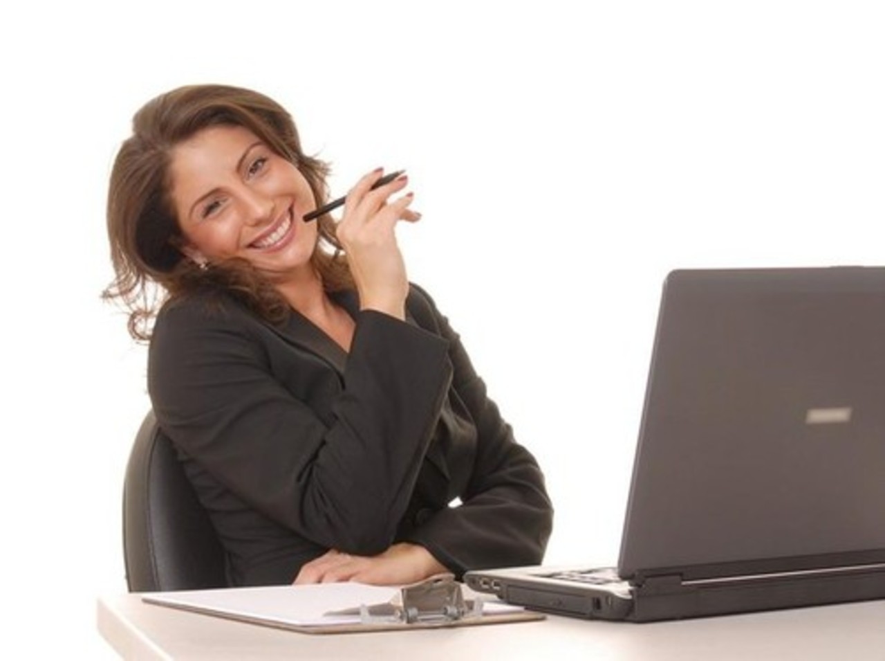 Успешная женщина за компьютером