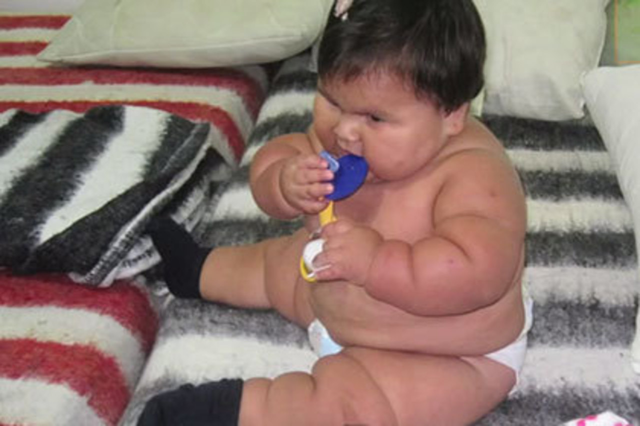 В 7 месяцев весит 7 кг. 10 Месяцев ребенку. В 7 месяцев 7 кг ребёнок весит. Толстый ребенок в 7 месяцев.