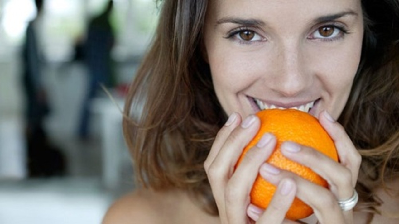 Девушка с апельсинами. Девушка ест мандарин. Девушка ест апельсин. Женщина с апельсином. Апельсин есть вечером