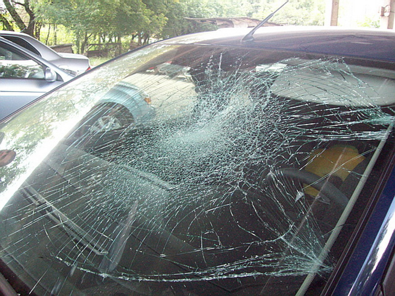 Разбитое лобовое стекло машины. Разбитое стекло автомобиля. Битое автомобильное стекло. Разбитое лобовое стекло. Машина с разбитым стеклом.