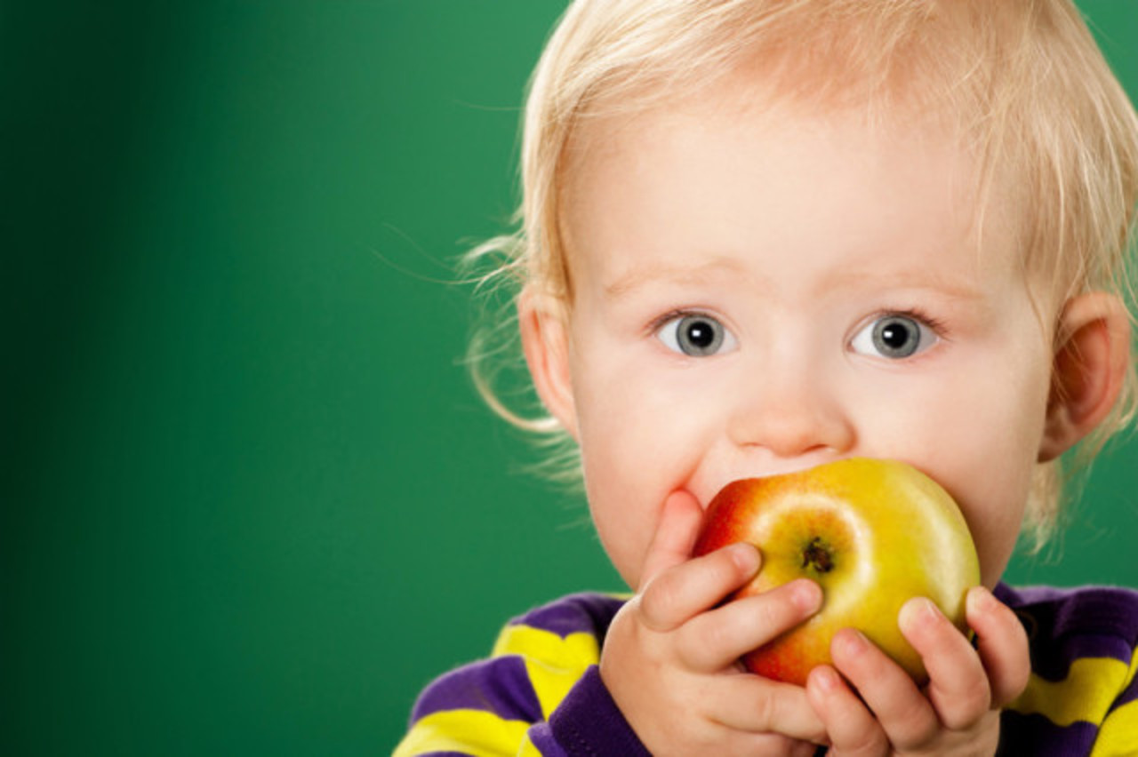 Мама ест яблоко. Малыш с яблоком. Ребенок ест. Ребенок ест яблоко. Для жевания детям.