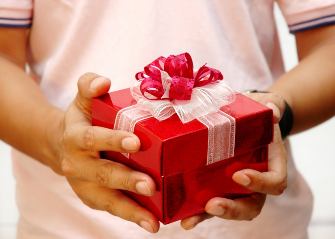 Преподносит приятные сюрпризы. Подарок. Красивые подарки. Подарок женщине. Подарок девушке.