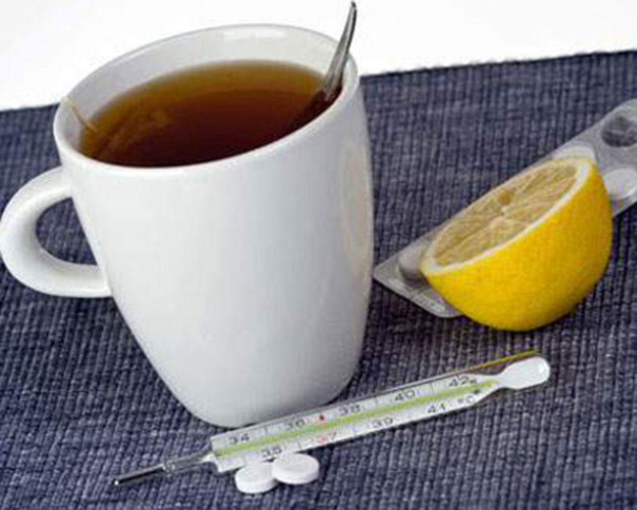 Заболел чай. Болею картинки. Градусник и чай. Чай с лимоном и градусник. Градусник и чашка чая.