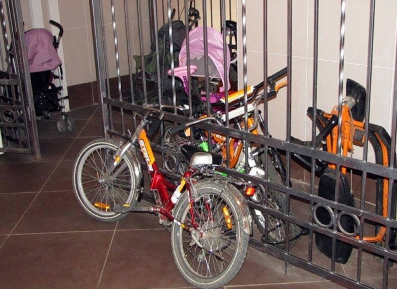 Можно ставить велосипед на. Велосипеды в колясочной. Место хранения велосипедов и колясок. Колясочная в доме. Колясочная в многоквартирном доме.