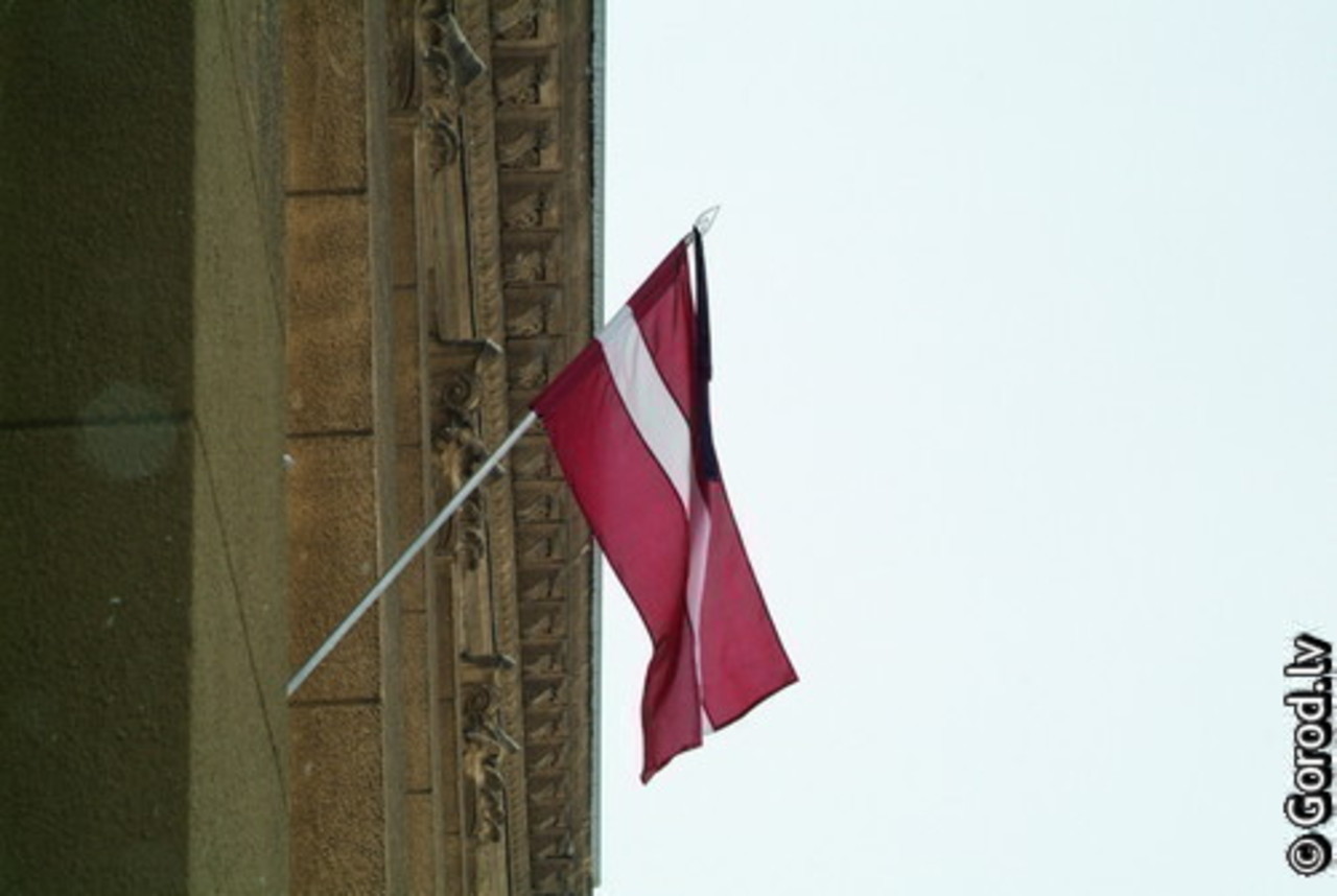 Латвийский флаг с траурной лентой. Траурное Знамя. Флажок траурный. Траурная лента на флаге России. Флаг с траурной лентой фото