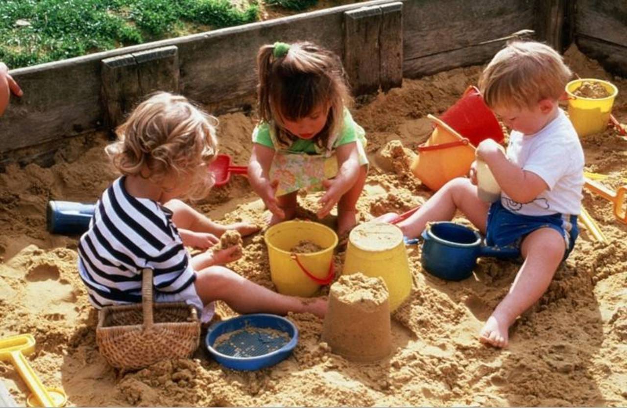 Игры в деревне на улице. Малыш в песочнице. Дети играющие в песочнице. Игры песочницы. Куличики в песочнице в детском саду.