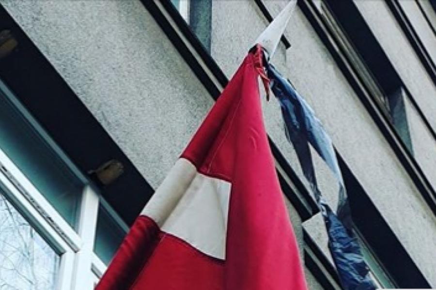 Жилье с флагом Латвии. Траурный флаг Латвии. Латвийский флаг с траурной лентой. Флаг турецкий с траурной лентой. Флаг с траурной лентой фото