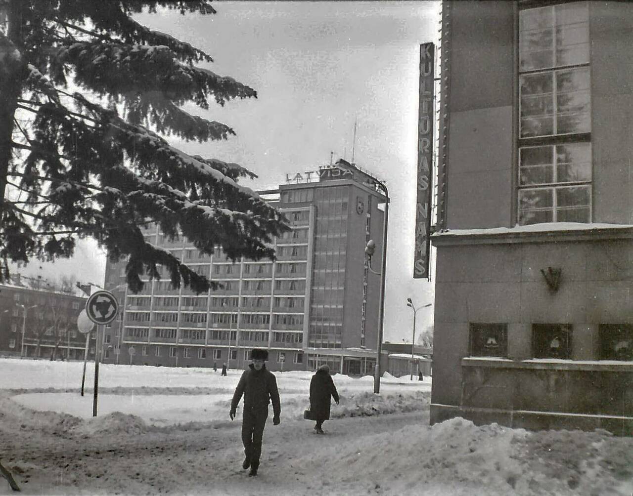 Центральная площадь. Дом культуры № 1 (Дом Единства). Зима 1985 года.
