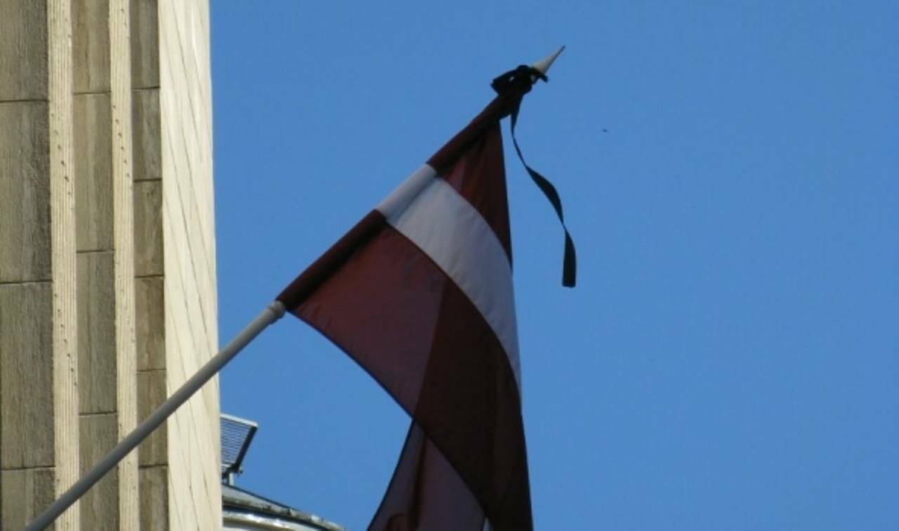 Траур флаг рф. Траурное Знамя. Российский флаг с траурной лентой. Траур флаг. Латвийский флаг с траурной лентой.
