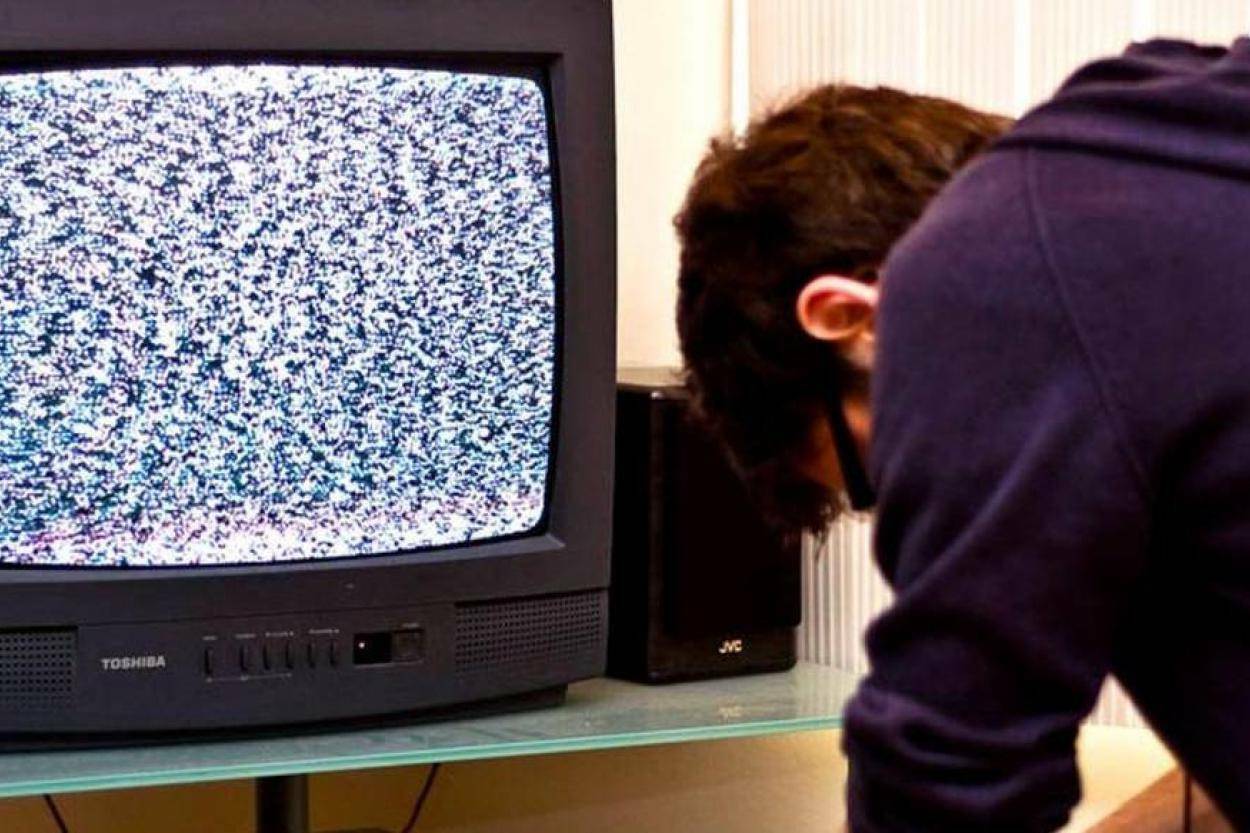 Телевизор зависает при просмотре. Сломанный телевизор. Телевизор выключенный. Отключить телевизор. Аналоговый телевизор.