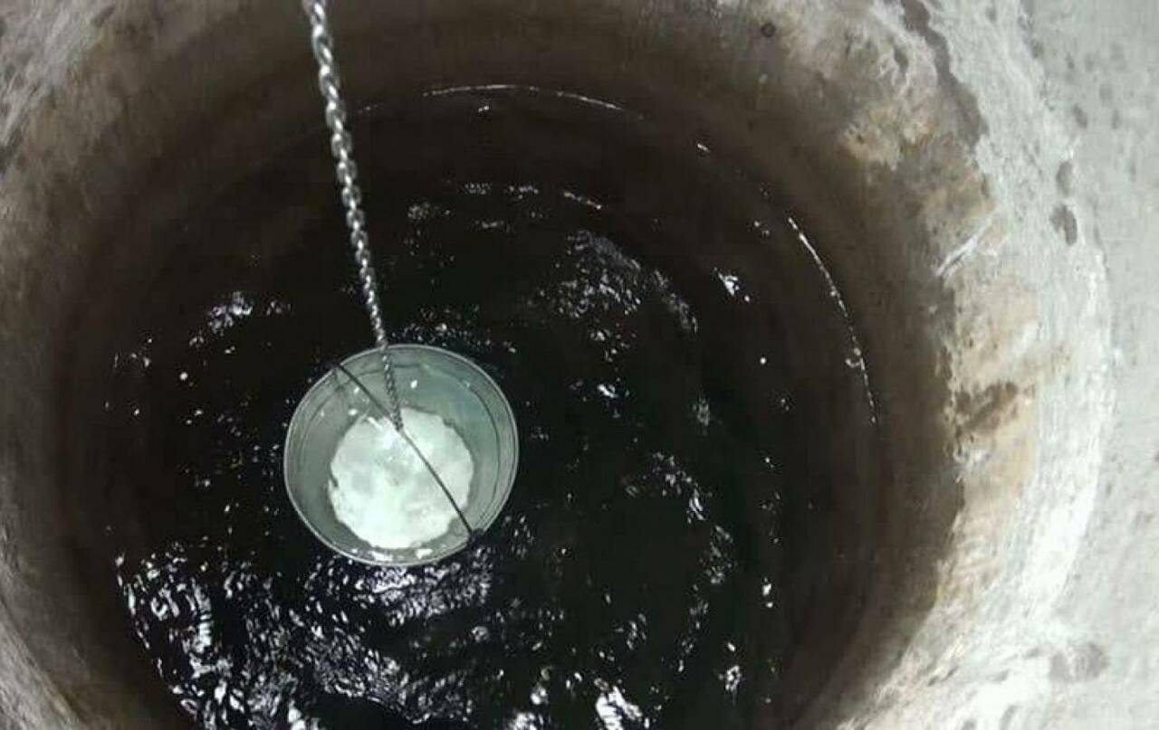 Вода из колодца. Колодец ведро с водой. Вода в колодце пахнет. Вода из колодца. Колодец ведро с водой.
