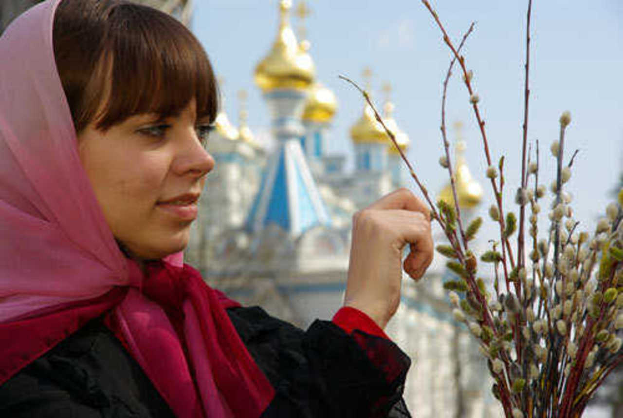 девочка у храма