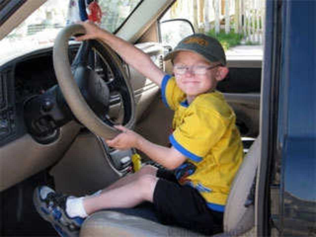 Мальчик останавливает машину. Мальчик за рулем. Малыш за рулем. Ребёнок за рулём автомобиля. Руль для детей.