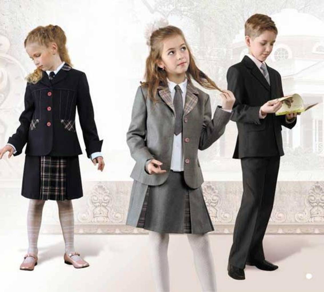 Школьная форма московской области. Мальчик и девочка в школьной форме. Школьная форма для девочек 1 класс. Деловой стиль одежды для школьников. Креативная Школьная форма.