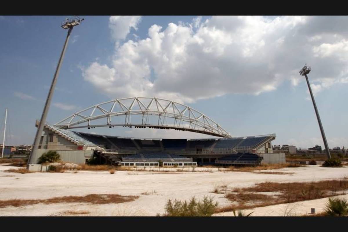 Заброшенный стадион. Заброшенный Олимпийский стадион в Греции. Заброшенные Олимпийские объекты в Афинах.