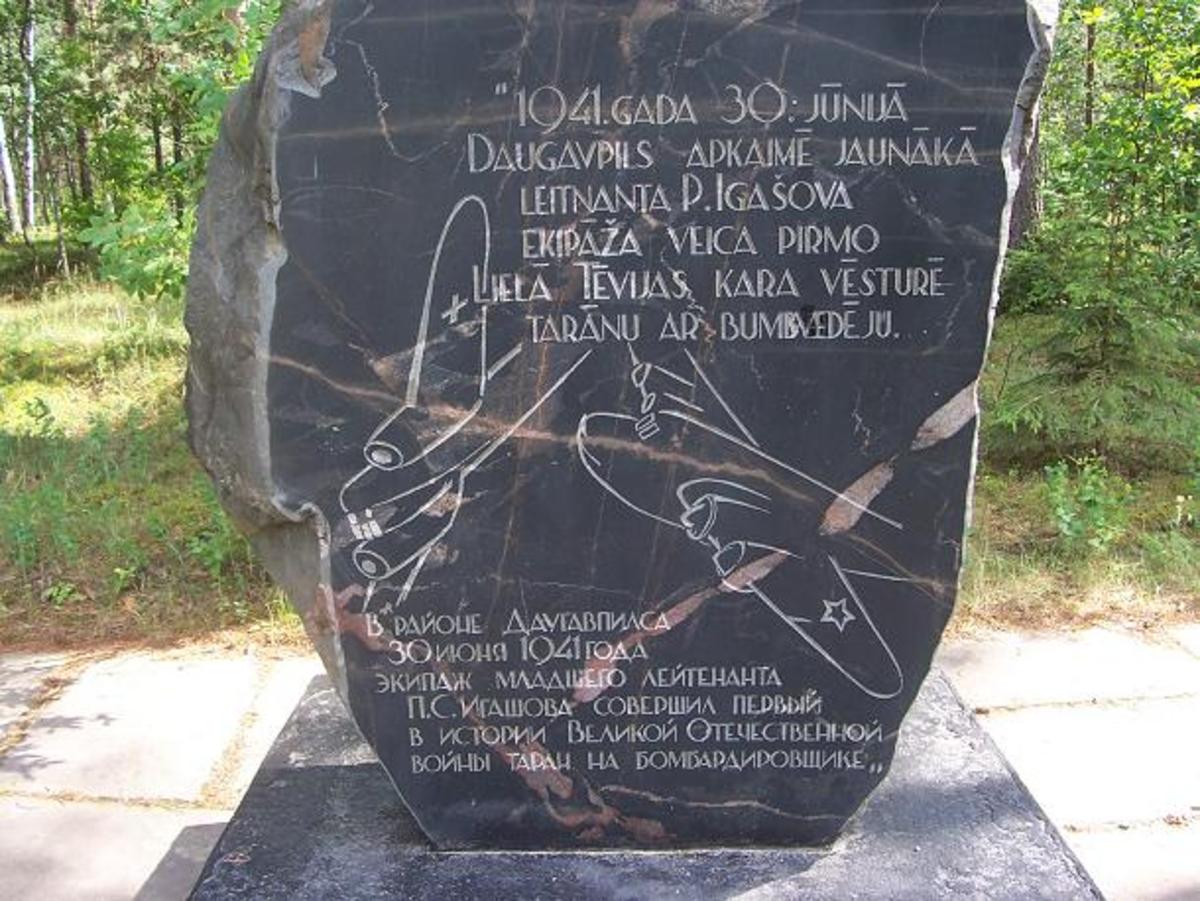 Памятник экипажу П.С. Игашова, совершившего первый наземный таран в годы Великой Отечественной войны