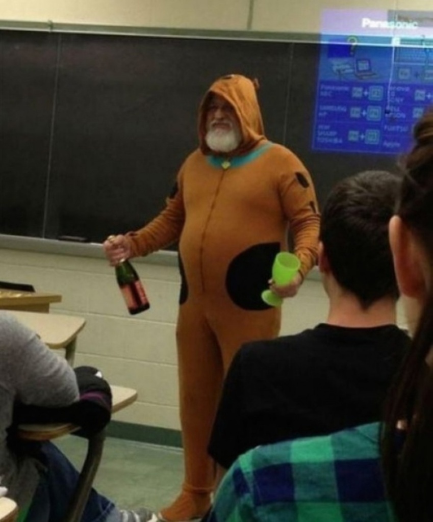 «Мой преподаватель сказал, что если весь класс получит пятерки за тест, он придет в костюме Скуби-Ду и принесет детское шампанское. Мы постарались, а он сдержал слово».