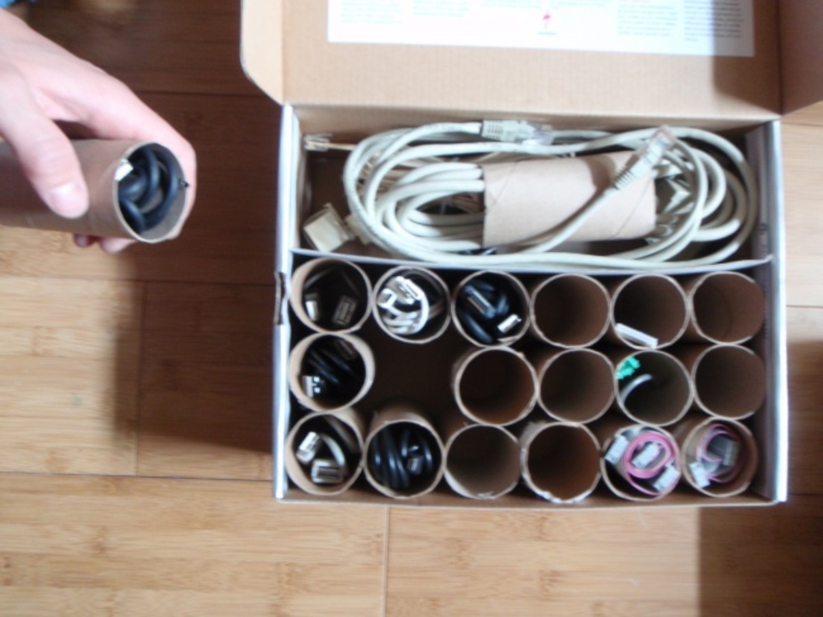 Скрученные в пустые картонные втулки из-под туалетной бумаги кабели легко найти.