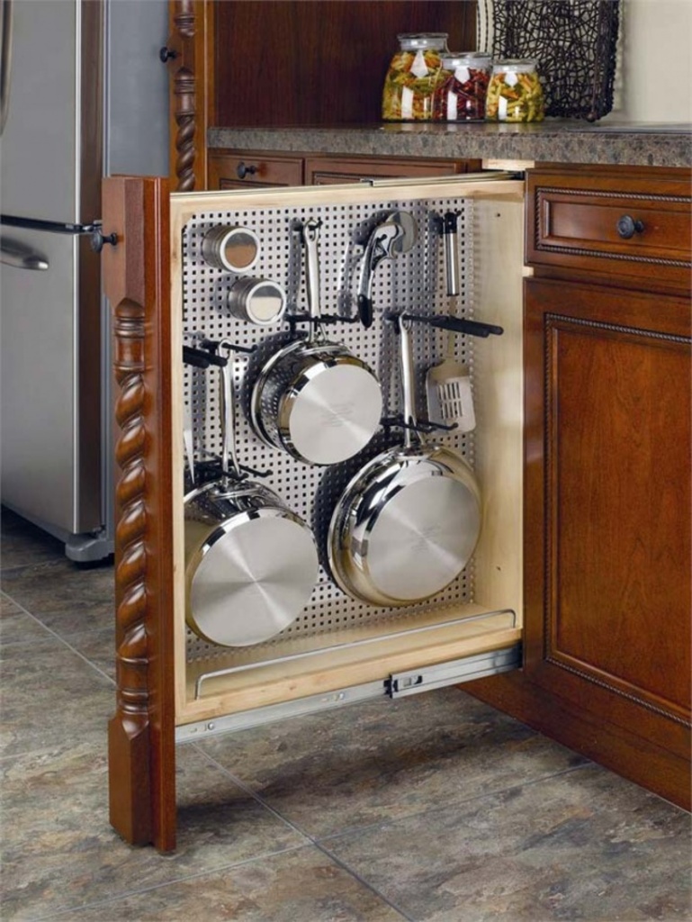 Вместо традиционной бутылочницы закажите выдвижной шкаф для кухонной утвари.