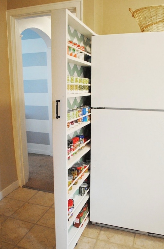 В узких пространствах на кухне можно установить стеллаж для консервов и специй.