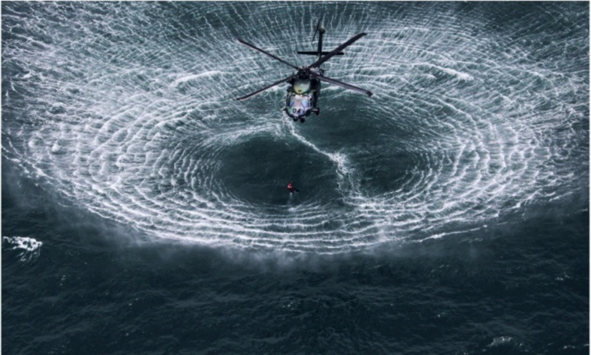 Круги на воде, расходящиеся от вертолета.