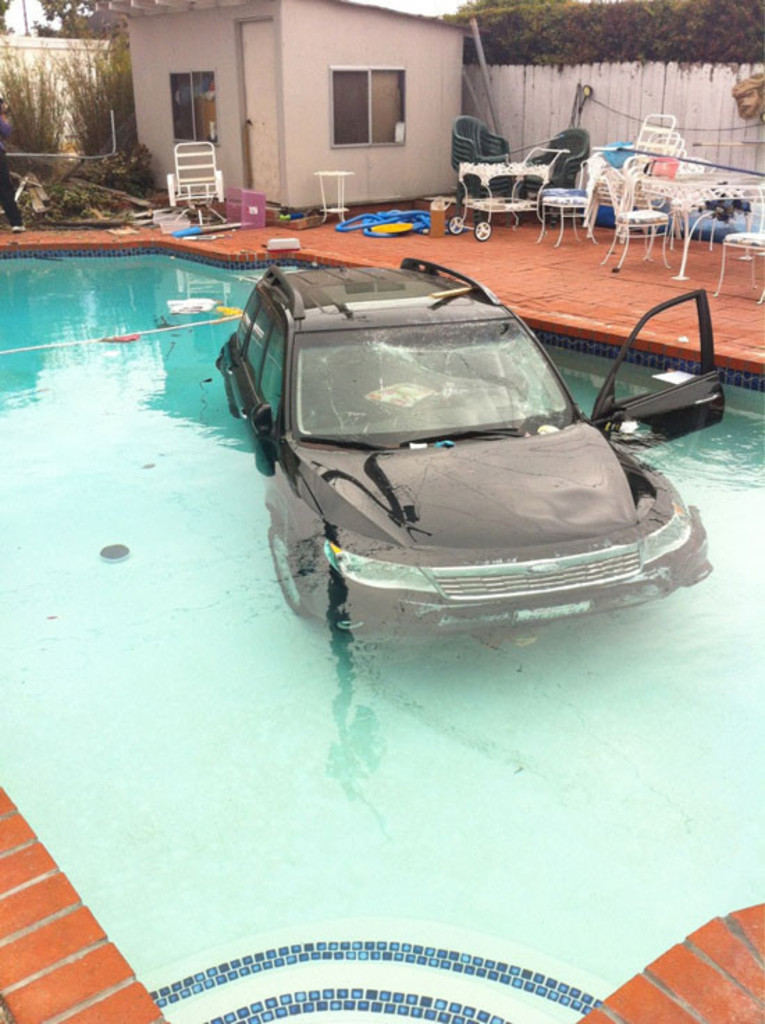 Потопил машину в бассейне
