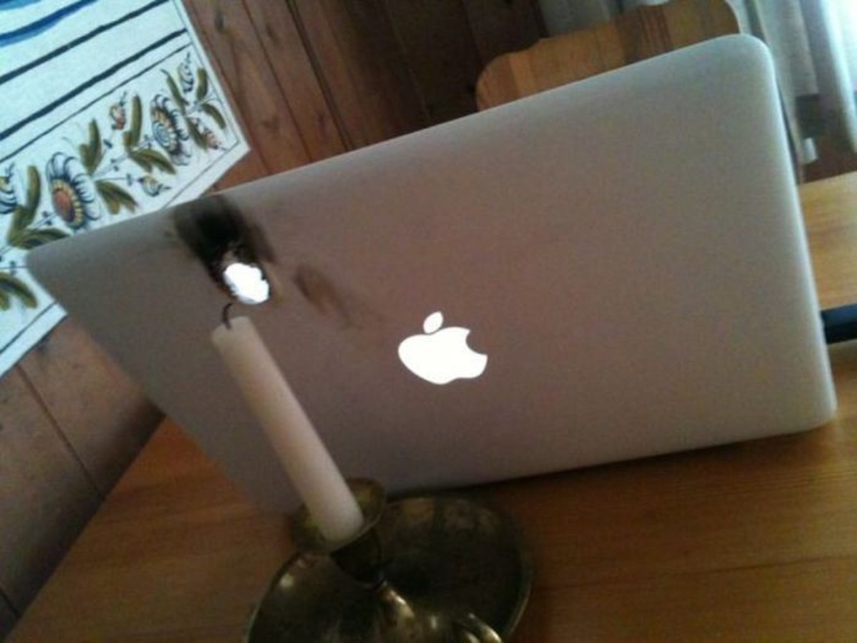 А он поставил MacBook близко к свече