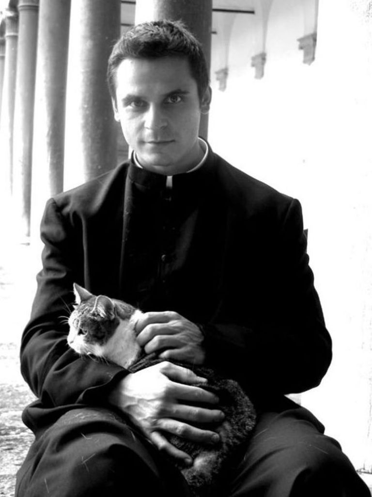 Один из священников позировал с котом в руках, что только усилило умиление миллионов интернет-пользователей по всему миру.