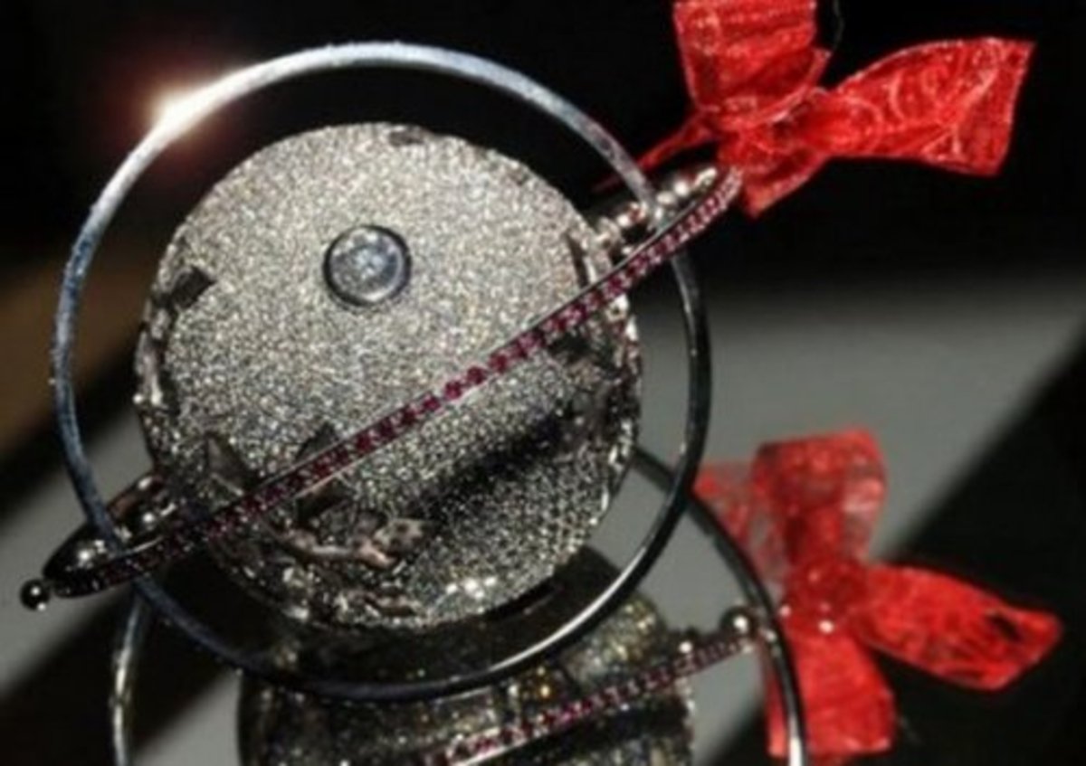 Рождественская игрушка Hallmark от Марка Хасси (Mark Hussey), инкрустированная 1.578 бриллиантами и 188 рубинами, стоимостью $125.000.