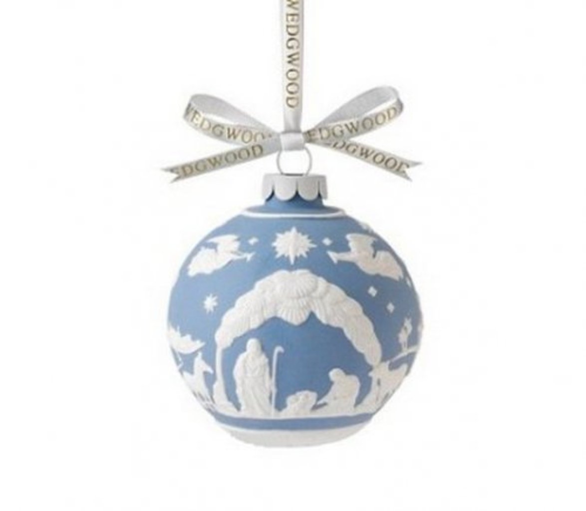 Рождественская ёлочная игрушка Wedgwood стоимостью $855 с ручной росписью и на шёлковой ленте