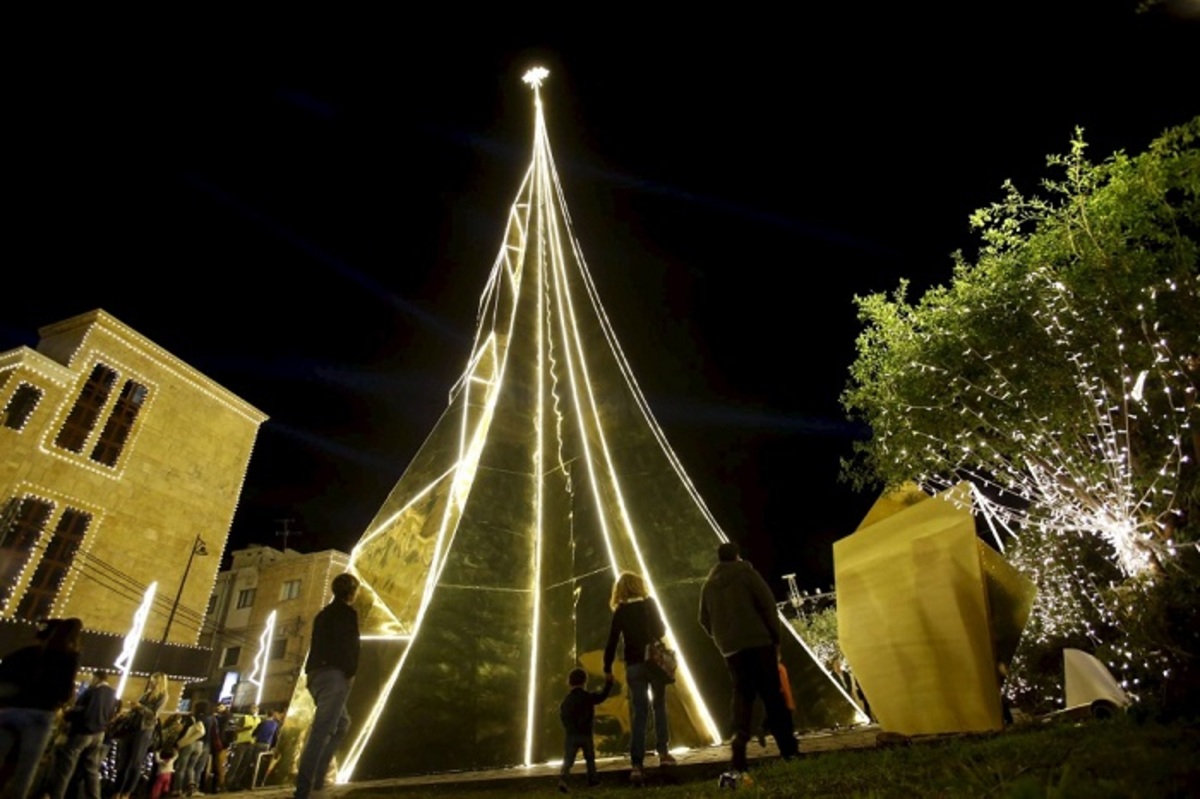 Библос, Ливан. 35-метровое рождественское дерево стоит в старейшем порту мира.