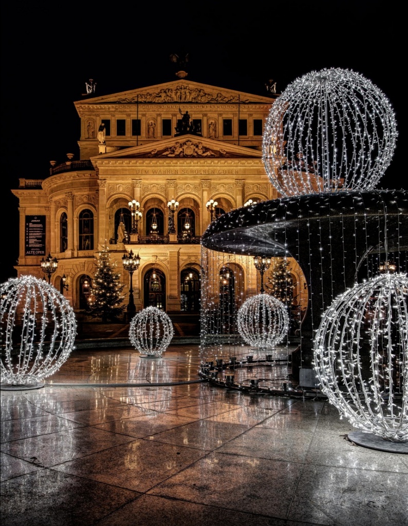 Искрящиеся светом фонтаны, Франкфурт, Германия.