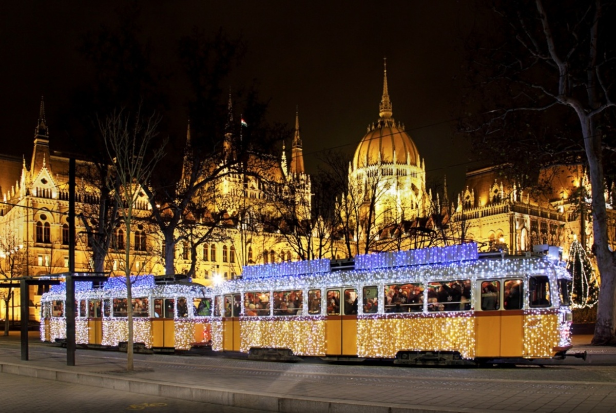 Праздничный поезд, Здание парламента, Будапешт, Венгрия.