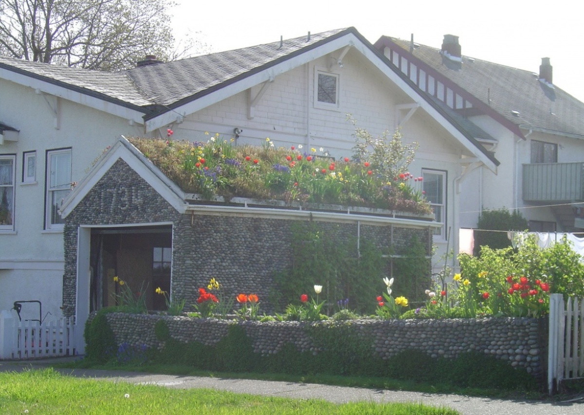 Гараж в Канаде. Маленький сад, доступный для воплощения на любом дачно-огородном участке. Находчивое решение на тему: «Где бы еще посадить цветы». Маме точно понравится.